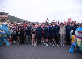 近7000人開跑 12國2百餘位國際跑者參加 太平洋浪花馬拉松鳴槍 縣長徐榛蔚歡迎大家享受花蓮山海美景