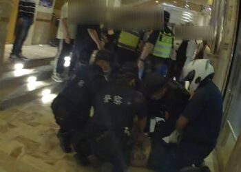 酒後大行弄倒滅火器  警管束泥醉酒客扛上警車