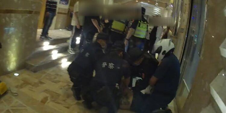 酒後大行弄倒滅火器 警管束泥醉酒客扛上警車 酒後大行弄倒滅火器 警管束泥醉酒客扛上警車