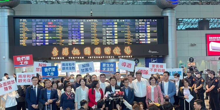 傅崐萁啟程前往大陸為「兩岸破冰和平發展 振興台灣百工百業」 觀光業者齊聚機場表支持