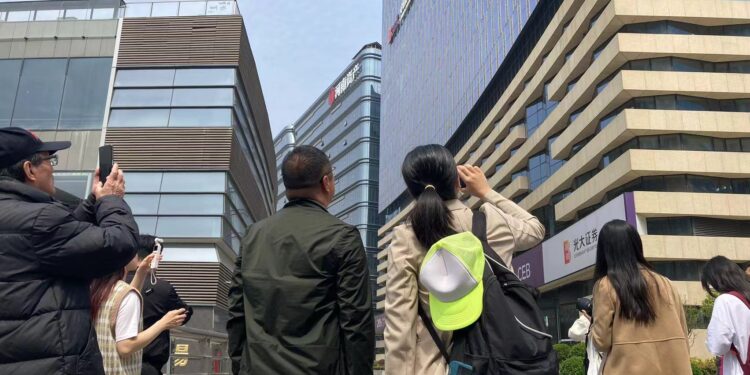 兩岸聯合採訪團深入考察鄭州金融島 兩岸聯合採訪團深入考察鄭州金融島