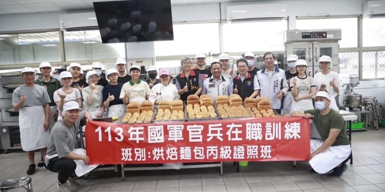國軍第二專長烘焙班結訓 縣府及軍人服務站到場致意 國軍第二專長烘焙班結訓 縣府及軍人服務站到場致意