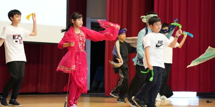 地震來了全場目光被吸進舞台 扶輪金英盃景興國中結合時事震撼奪冠 地震來了全場目光被吸進舞台 扶輪金英盃景興國中結合時事震撼奪冠