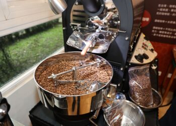 埔里國中職探中心咖啡教室添利器 獲贈專業烘豆機與義式咖啡沖泡機