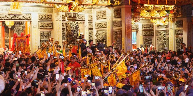 大甲媽9天8夜遶境正式登場! 黃副市長恭迎起駕祈求台灣平順安康 大甲媽9天8夜遶境正式登場! 黃副市長恭迎起駕祈求台灣平順安康