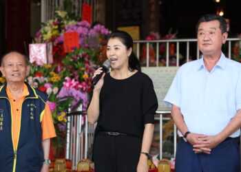 天上聖母千秋聖誕媽祖生前夕 慈悲草屯媽遶境祈安 許縣長點起馬炮並扶鑾恭請啟駕