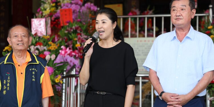 天上聖母千秋聖誕媽祖生前夕 慈悲草屯媽遶境祈安 許縣長點起馬炮並扶鑾恭請啟駕