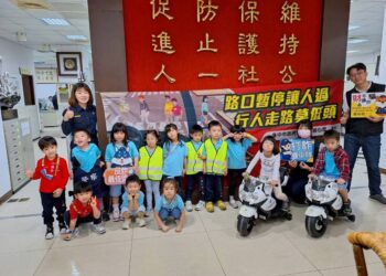 小小警察體驗結合治交安宣導   萌娃派出所校外教學樂翻天
