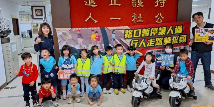 小小警察體驗結合治交安宣導 萌娃派出所校外教學樂翻天 小小警察體驗結合治交安宣導 萌娃派出所校外教學樂翻天