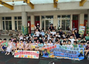 巡邏車現身幼兒園 萌孩驚喜學習反詐防毒認識交通