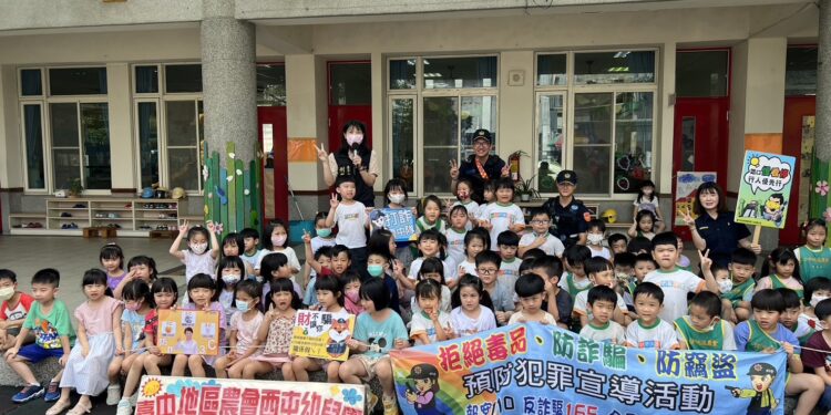 巡邏車現身幼兒園 萌孩驚喜學習反詐防毒認識交通 巡邏車現身幼兒園 萌孩驚喜學習反詐防毒認識交通