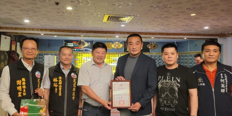 張峻議長親自北上向中華民國威震愛心發展協會及企業領袖致謝 企業界齊喊花蓮加油 議會主管前往游家告別式弔唁並致贈慰問金