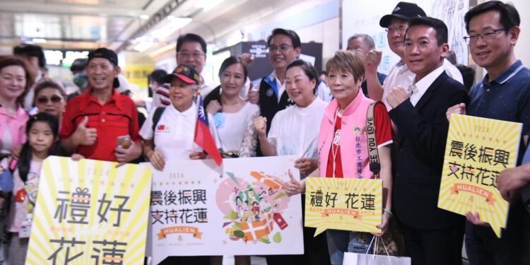 徐榛蔚現身 「震後振興,花蓮依然安好!」花蓮伴手禮展售會 為攤商攬生意添買氣 徐榛蔚現身 「震後振興,花蓮依然安好!」花蓮伴手禮展售會 為攤商攬生意添買氣