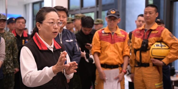 救人為先!花蓮縣長徐榛蔚偕立委傅崐萁赴太魯閣搜救指揮所慰問第一線搜救人員及國軍 救人為先!花蓮縣長徐榛蔚偕立委傅崐萁赴太魯閣搜救指揮所慰問第一線搜救人員及國軍