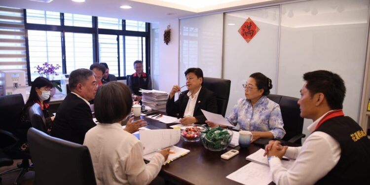 縣長徐榛蔚、立委傅崐萁同為鄉親請命 向中央爭取59案逾40億重大建設補助 縣長徐榛蔚、立委傅崐萁同為鄉親請命 向中央爭取59案逾40億重大建設補助