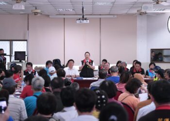 花蓮縣政府召開震災救助說明會 徐榛蔚主持說明救助政策 向受災戶表達關懷與援助