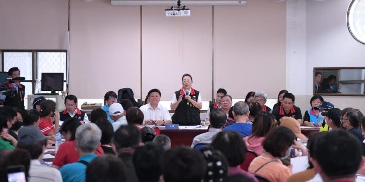 花蓮縣政府召開震災救助說明會 徐榛蔚主持說明救助政策 向受災戶表達關懷與援助