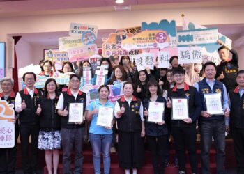 花蓮縣政府四月份升旗典禮 縣長徐榛蔚勉勵同仁團隊合作、發揮創意