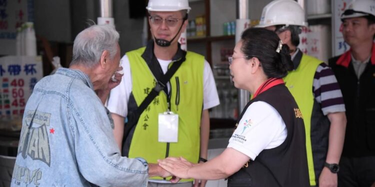 花蓮縣長徐榛蔚關心鄉親居住安全 現勘0403強震後縣內紅、黃單建築物