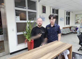 英籍旅客離臺前遺失手機  中市警火速助尋回
