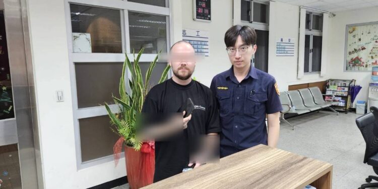 英籍旅客離臺前遺失手機  中市警火速助尋回