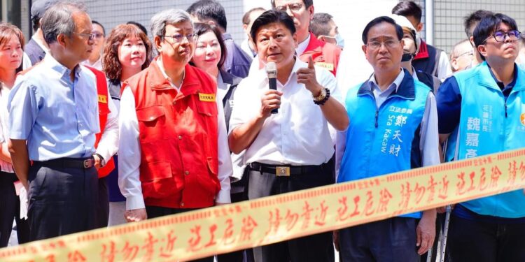 陪同陳建仁院長勘災並慰問災民 傅崐萁:全力提供協助 陪同陳建仁院長勘災並慰問災民 傅崐萁:全力提供協助