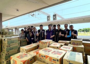 震後和平成孤島 張峻搭區間車親送首批賑災物資
