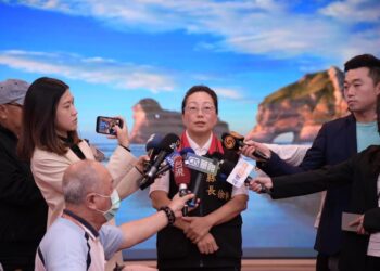 震後迅速成立0403震災聯合服務中心 徐榛蔚陪伴鄉親早日回歸生活正軌
