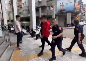 駕車派出所前進入夢鄉  警強勢破窗叫醒酒駕男
