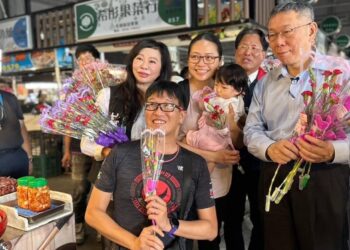 「柯文哲 陳佩琪 林憶君」合體 現身重慶市場贈康乃馨