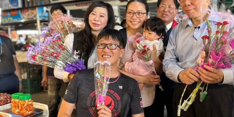 「柯文哲 陳佩琪 林憶君」合體 現身重慶市場贈康乃馨