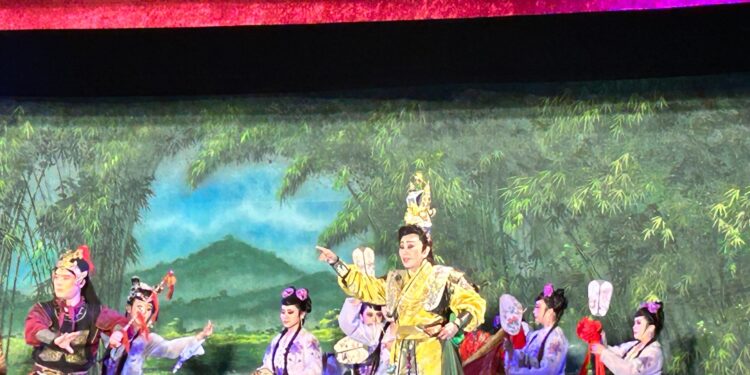 中市府與明華園在太平運動場 與市民朋友藝起慶祝母親節 中市府與明華園在太平運動場 與市民朋友藝起慶祝母親節