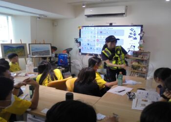 中警化身防毒守門員 警示學子不吸毒，才是酷