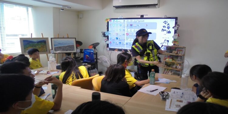 中警化身防毒守門員 警示學子不吸毒，才是酷