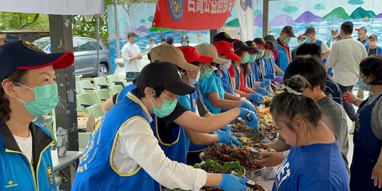 傳承感恩心 點亮關懷情星 級主廚料理傳心意