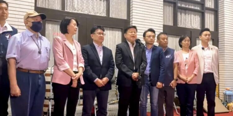 國民黨團三長召開朝野協商後記者會：柯建銘恐嚇有「史上最大衝突」 傅崐萁回嗆「先踩過我們的身體」