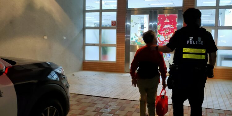 失智老婦獨自出門迷途 警民合作助返家 失智老婦獨自出門迷途 警民合作助返家