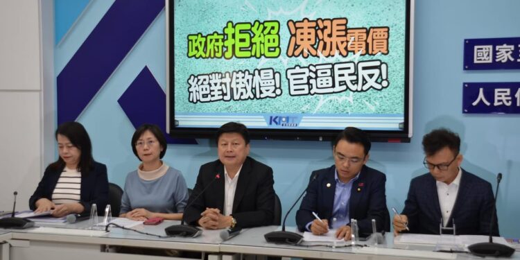 強烈譴責民進黨經濟部踐踏民意無視院會決議 傅崐萁:考慮凍結經濟部除員工薪資及必要項目以外之預算 強烈譴責民進黨經濟部踐踏民意無視院會決議 傅崐萁:考慮凍結經濟部除員工薪資及必要項目以外之預算