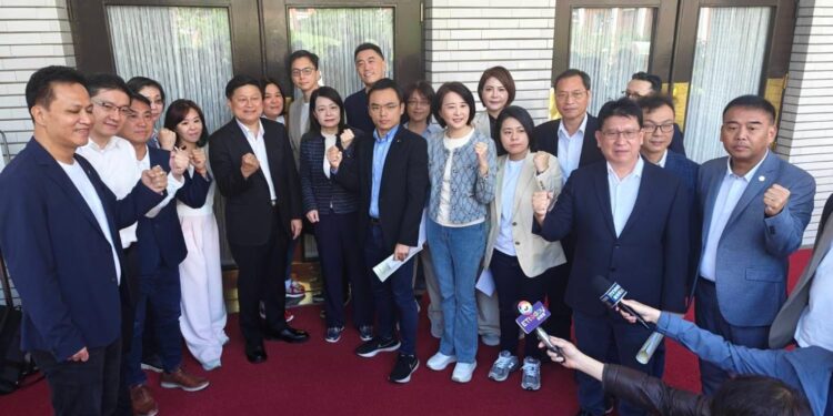 本周五「國會改革五法」力拼三讀讓陽光照進立院 傅崐萁:依法依規在議場門口輪班排隊只為回應民意 本周五「國會改革五法」力拼三讀讓陽光照進立院 傅崐萁:依法依規在議場門口輪班排隊只為回應民意