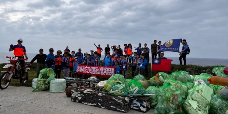 海洋國家公園管理處攜手學子、志工守護海洋、向大海致敬