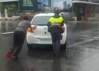 臺中警方雨天出勤  助拋錨車一臂之力