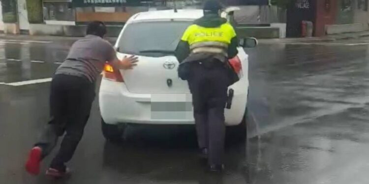 臺中警方雨天出勤 助拋錨車一臂之力 臺中警方雨天出勤 助拋錨車一臂之力