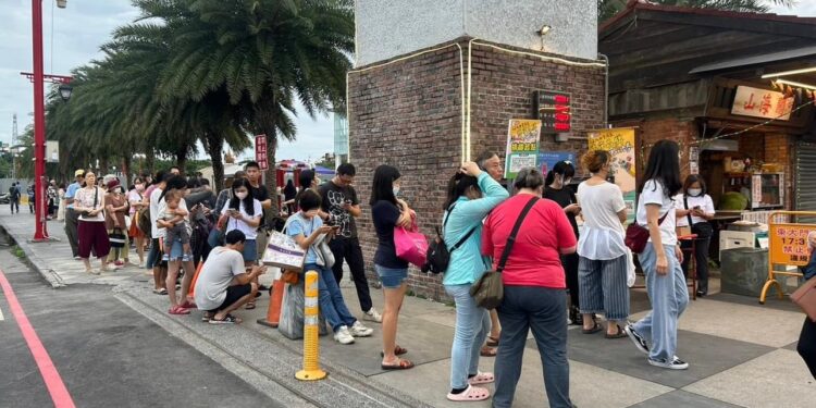 花蓮東大門夜市出現久違排隊人潮 搶領「傳市品牌 好市加倍劵」