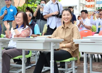 許縣長改善學校設施和教學資源加量加快不中斷  南投縣全面更新調整式課桌椅