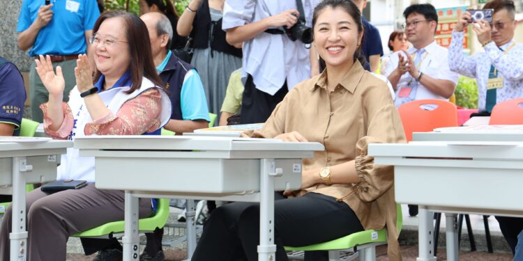 許縣長改善學校設施和教學資源加量加快不中斷  南投縣全面更新調整式課桌椅