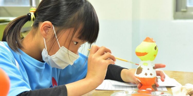 送自畫像當畢業禮物 東勢國小童心繪夢展出百隻感動龍 送自畫像當畢業禮物 東勢國小童心繪夢展出百隻感動龍