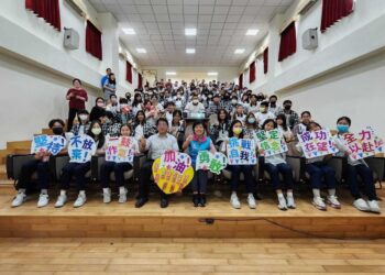 鐵人加冠／游淑貞為國中教育會考學生加油 致贈狀元及第御守祝金榜題名
