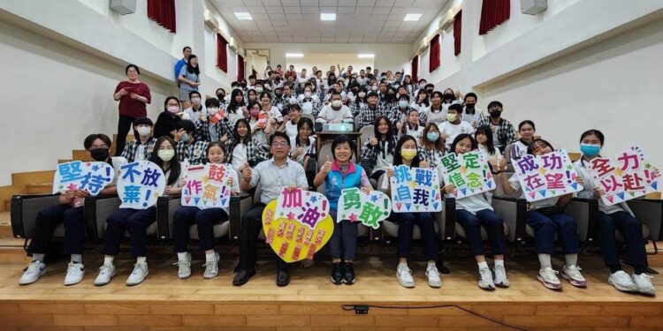 鐵人加冠/游淑貞為國中教育會考學生加油 致贈狀元及第御守祝金榜題名 鐵人加冠/游淑貞為國中教育會考學生加油 致贈狀元及第御守祝金榜題名