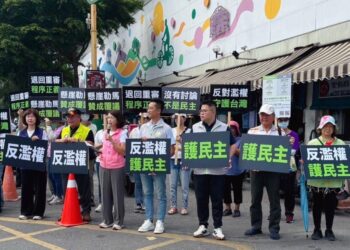 「反濫權護民主」張美慧街頭宣講 支持行政院覆議讓國會濫權法退回重審