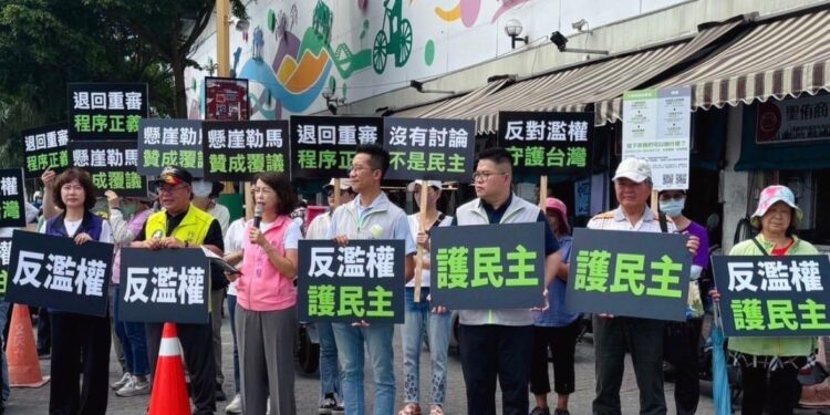 「反濫權護民主」張美慧街頭宣講 支持行政院覆議讓國會濫權法退回重審
